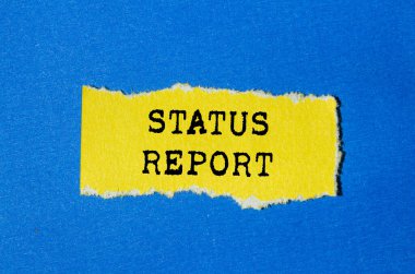 Mavi arka planda yırtık sarı kağıda yazılmış durum raporu mesajı. Kavramsal durum raporu sembolü. Boşluğu kopyala.