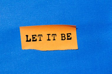 Mavi arka planda yırtık turuncu kağıda yazılmış bir mesaj olsun. Kavramsal bırak sembol olsun. Boşluğu kopyala.