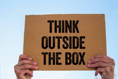 Karton tabelada yazan kutunun dışını düşün. Kutu sembolünün dışındaki kavramsal düşünce. Boşluğu kopyala.