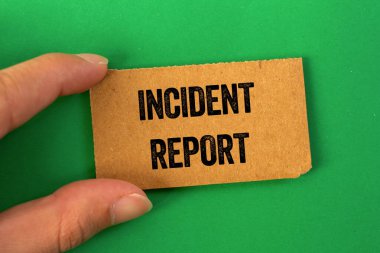 Olay raporu yeşil arka plandaki karton kağıda yazılmış. Kavramsal olay raporu sembolü. Boşluğu kopyala.