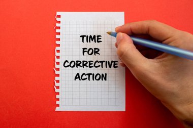 Kırmızı arkaplanda beyaz kağıda yazılmış düzeltici eylem mesajı zamanı. Düzeltici eylem sembolü için kavramsal zaman. Boşluğu kopyala.