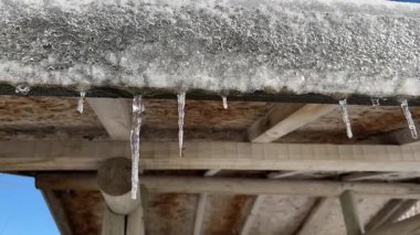 Çatıdan sarkan buz saçakları, kış zamanı, soğuk hava