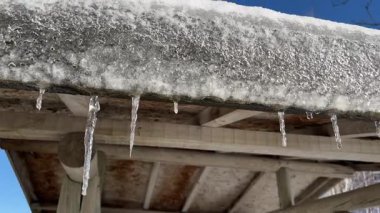 Çatıdan sarkan buz saçakları, kış zamanı, soğuk hava