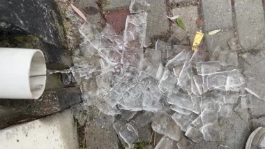 Duvara su sıçradı.