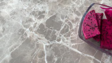 Mermer masa manzaralı ejderha meyvesi, tropikal taze kesilmiş meyve.