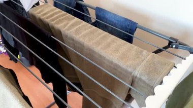 Rafta asılı elbiseleri