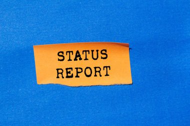 Mavi arka planda yırtık turuncu kağıda yazılmış durum raporu. Kavramsal durum raporu sembolü. Boşluğu kopyala.