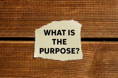 Tahta zemindeki yırtık kağıda yazılmış mesaj nedir? Amaç sembolü nedir kavramsal olarak. Boşluğu kopyala.