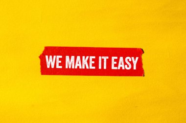 Sarı arka plandaki yırtık bürokrasi bandına yazmayı kolaylaştırırız. Kavramsal olarak bunu kolay bir sembol haline getiririz. Boşluğu kopyala.