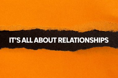 Her şey siyah arka planda yırtık turuncu kağıda yazılmış ilişki mesajlarıyla ilgili. Kavramsal her şey ilişkiler sembolüdür. Boşluğu kopyala.