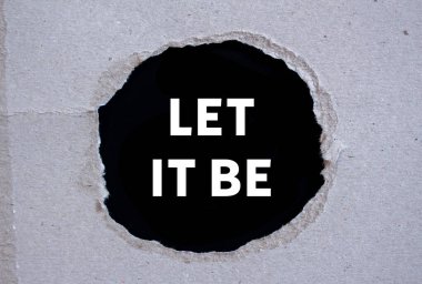 Siyah arka plandaki yırtık kağıda yazılmış bir mesaj olsun. Kavramsal bırak sembol olsun. Boşluğu kopyala.