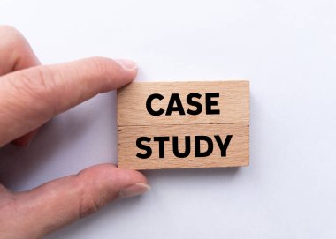 Vaka çalışması mesajı beyaz arka plandaki tahta bloklara yazılmış. Kavramsal vaka çalışma sembolü. Boşluğu kopyala.