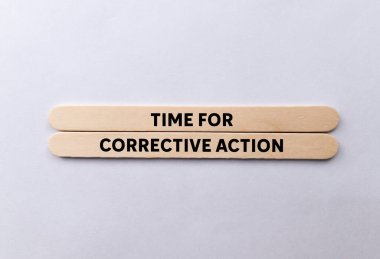 Beyaz arka planda tahta çubuklara yazılmış düzeltici eylem mesajı zamanı. Düzeltici eylem sembolü için kavramsal zaman. Boşluğu kopyala.