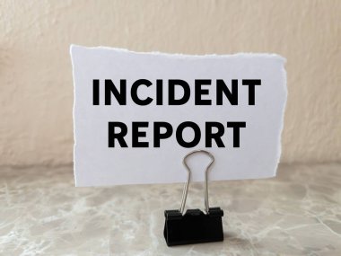 Olay raporunu, arka plandaki yırtık beyaz kağıt parçasına yazmış. Kavramsal olay raporu sembolü. Boşluğu kopyala.