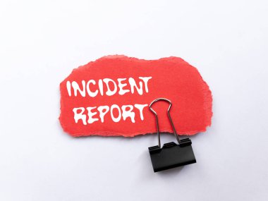 Olay raporunu beyaz arka plandaki yırtık kırmızı kağıt parçasına yazmış. Kavramsal olay raporu sembolü. Boşluğu kopyala.