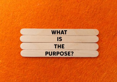 Turuncu arka planda tahta çubuklara yazılmış mesaj nedir? Amaç sembolü nedir kavramsal olarak. Boşluğu kopyala.