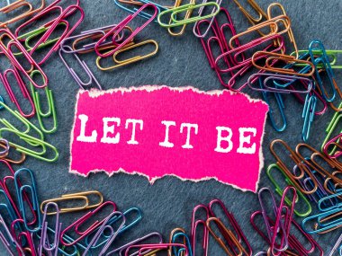 Gri arkaplandaki yırtık pembe kağıt parçasına yazılmış bir mesaj olsun. Kavramsal bırak sembol olsun. Boşluğu kopyala.