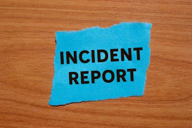 Tahta arka planda yırtık mavi kağıt parçasına yazılmış olay raporu. Kavramsal olay raporu sembolü. Boşluğu kopyala.