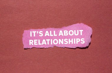 Her şey kırmızı arka plandaki yırtık pembe kağıt parçasına yazılmış ilişki mesajlarıyla ilgili. Kavramsal her şey ilişkiler sembolüdür. Boşluğu kopyala.