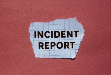 Kırmızı arka planda yırtık beyaz kareli kağıt üzerine yazılmış olay raporu mesajı. Kavramsal olay raporu sembolü. Boşluğu kopyala.