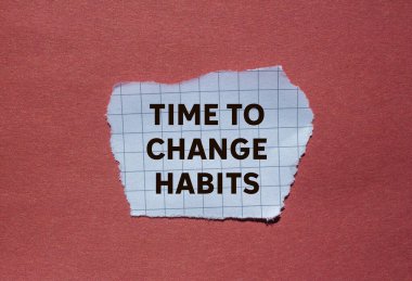 Kırmızı arkaplandaki yırtık beyaz kareli kağıt parçasına yazılan alışkanlık mesajını değiştirme zamanı. Alışkanlık sembolünü değiştirmek için kavramsal zaman. Boşluğu kopyala.