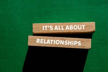 Her şey, yeşil arka plandaki tahta bloklara yazılmış ilişki mesajlarıyla ilgili. Kavramsal her şey ilişkiler sembolüdür. Boşluğu kopyala.