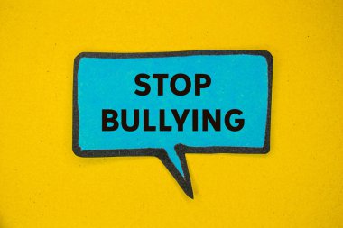 Sarı arka planda mavi kağıttan konuşma baloncuğuna yazılan mesajla uğraşmayı bırak. Kavramsal zorbalık sembolünü durdur. Boşluğu kopyala.