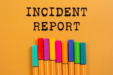 Turuncu arka planda kaza raporu var. Kavramsal olay raporu sembolü. Boşluğu kopyala.