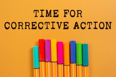 Turuncu arka planda yazılmış düzeltici eylem mesajı zamanı. Düzeltici eylem sembolü için kavramsal zaman. Boşluğu kopyala.