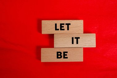 Kırmızı arka plandaki tahta bloklara yazılmış bir mesaj olsun. Kavramsal bırak sembol olsun. Boşluğu kopyala.