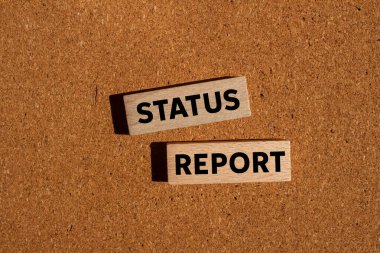 Kahverengi arkaplandaki tahta bloklara yazılmış durum raporu mesajı. Kavramsal durum raporu sembolü. Boşluğu kopyala.