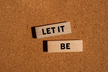 Kahverengi arka plandaki tahta bloklara yazılmış bir mesaj olsun. Kavramsal bırak sembol olsun. Boşluğu kopyala.