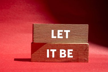 Kırmızı arka plandaki tahta bloklara yazılmış bir mesaj olsun. Kavramsal bırak sembol olsun. Boşluğu kopyala.