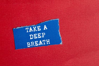 Kırmızı arka planda yırtık mavi kağıt üzerine yazılmış derin bir nefes mesajı alın. Kavramsal bir nefes alma sembolü. Boşluğu kopyala.