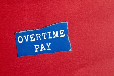 Kırmızı arka planda yırtık mavi kağıt parçasına fazla mesai ödemesi mesajı yazılmış. Kavramsal fazla mesai ödeme sembolü. Boşluğu kopyala.
