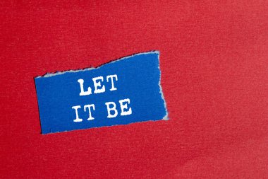 Kırmızı arkaplanda yırtık mavi kağıt üzerine yazılmış bir mesaj olsun. Kavramsal bırak sembol olsun. Boşluğu kopyala.