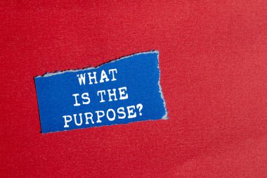 Kırmızı arka plandaki yırtık mavi kağıt parçasına yazılmış mesaj nedir? Amaç sembolü nedir kavramsal olarak. Boşluğu kopyala.