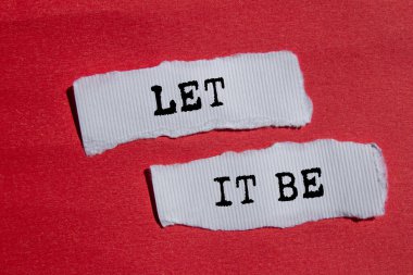 Kırmızı arka planda yırtık beyaz kağıt parçaları üzerine yazılmış bir mesaj olsun. Kavramsal bırak sembol olsun. Boşluğu kopyala.