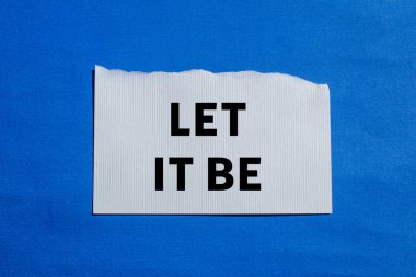 Mavi arka planda yırtık beyaz kağıt üzerine yazılmış bir mesaj olsun. Kavramsal bırak sembol olsun. Boşluğu kopyala.