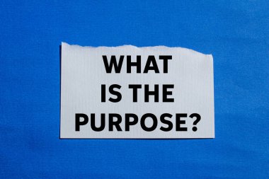 Mavi arka plandaki yırtık beyaz kağıt parçasına yazılan mesaj nedir? Amaç sembolü nedir kavramsal olarak. Boşluğu kopyala.