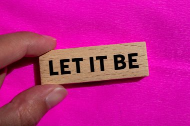 Pembe arka planda tahta bloğa yazılmış bir mesaj olsun. Kavramsal bırak sembol olsun. Boşluğu kopyala.