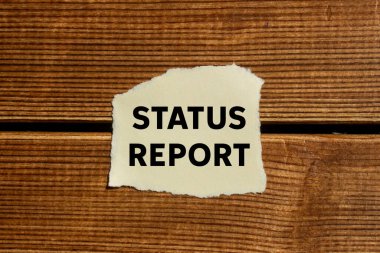 Tahta zemindeki yırtık kağıda yazılmış durum raporu mesajı. Kavramsal durum raporu sembolü. Boşluğu kopyala.