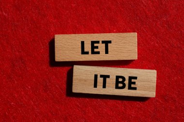 Kırmızı arka plandaki tahta bloklara yazılmış bir mesaj olsun. Kavramsal bırak sembol olsun. Boşluğu kopyala.