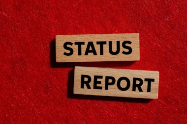 Kırmızı zemin üzerindeki tahta bloklara yazılmış durum raporu mesajı. Kavramsal durum raporu sembolü. Boşluğu kopyala.