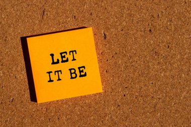 Kahverengi arka planda turuncu kağıda yazılmış bir mesaj olsun. Kavramsal bırak sembol olsun. Boşluğu kopyala.