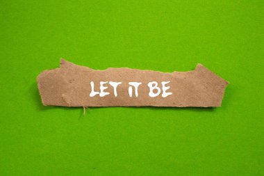 Yeşil arka planda yırtık kahverengi kağıt üzerine yazılmış bir mesaj olsun. Kavramsal bırak sembol olsun. Boşluğu kopyala.