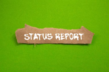 Yeşil arka planda yırtık kahverengi kağıt parçasına yazılmış durum raporu mesajı. Kavramsal durum raporu sembolü. Boşluğu kopyala.