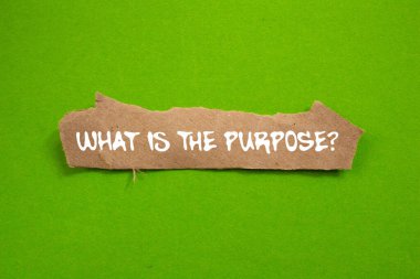 Yeşil arka plandaki yırtık kahverengi kağıt parçasına yazılan mesaj nedir? Amaç sembolü nedir kavramsal olarak. Boşluğu kopyala.