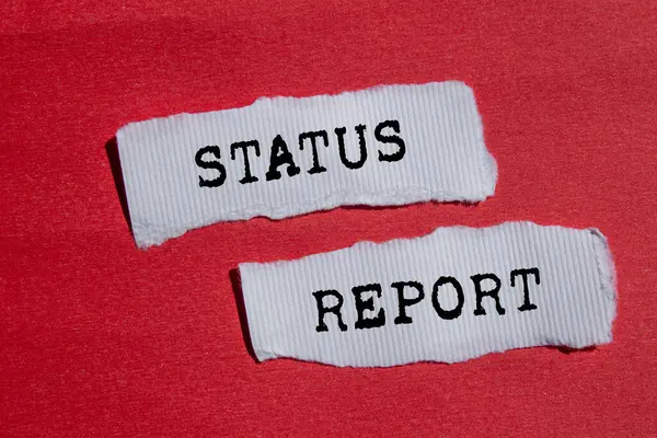 Kırmızı arkaplanda yırtık beyaz kağıt parçaları üzerine yazılmış durum raporu mesajı. Kavramsal durum raporu sembolü. Boşluğu kopyala.
