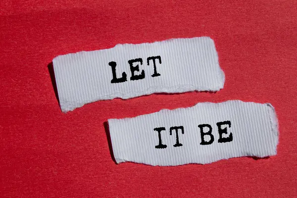 Kırmızı arka planda yırtık beyaz kağıt parçaları üzerine yazılmış bir mesaj olsun. Kavramsal bırak sembol olsun. Boşluğu kopyala.